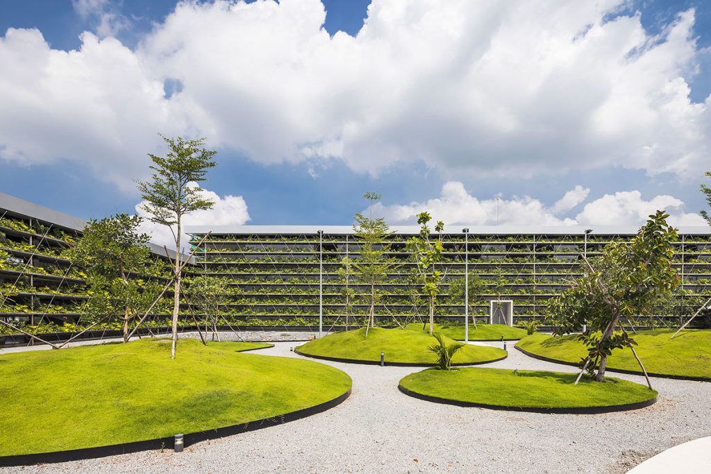 Экологичный зеленый фасад промышленного здания в Вьетнаме